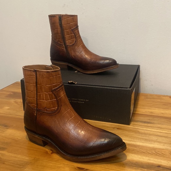NWT Frye Billy Inside Zip Ankle Boot in Tan Croc Size 6 - Picture 5 of 16